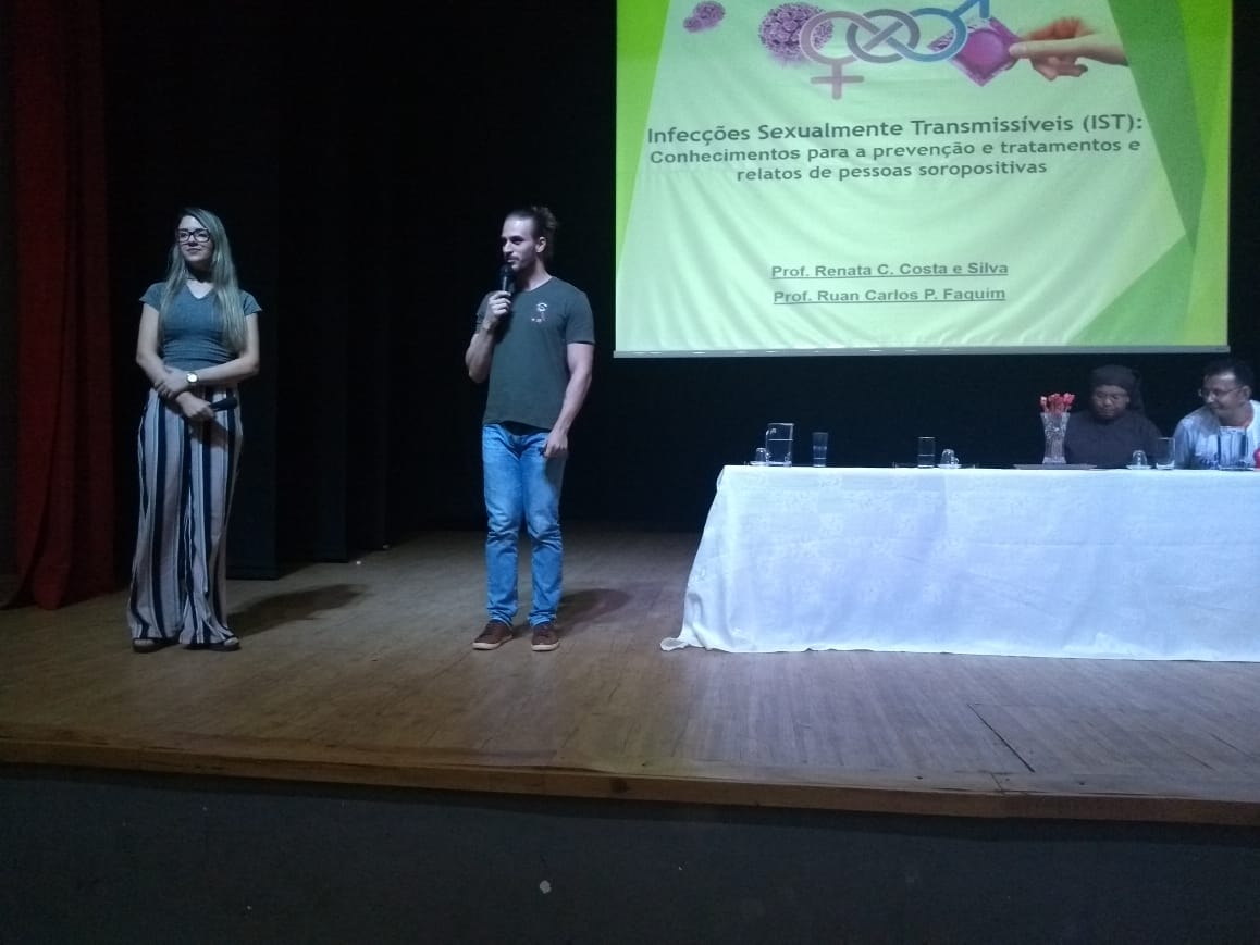 Palestra sobre IST, com os professores Renata e Ruan